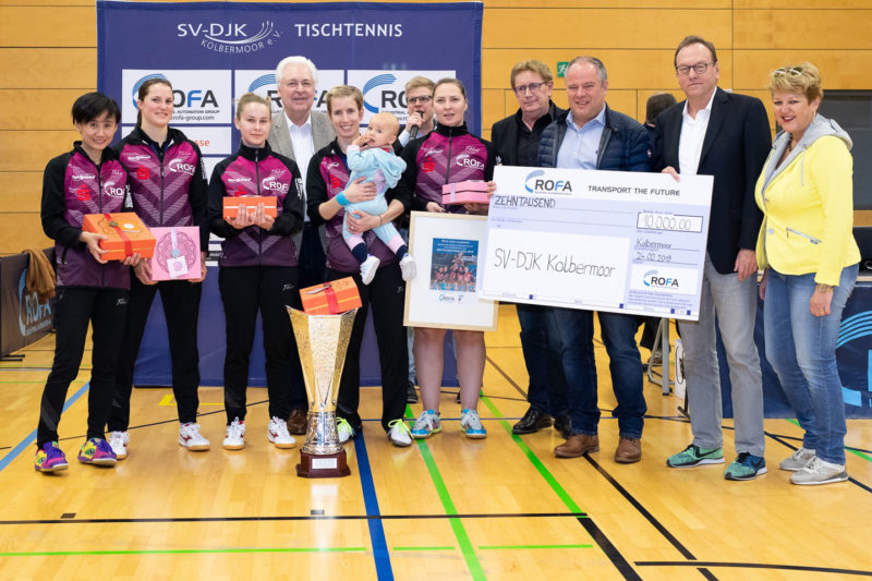 Gruppenbild Tischtennis mit Scheckübergabe
