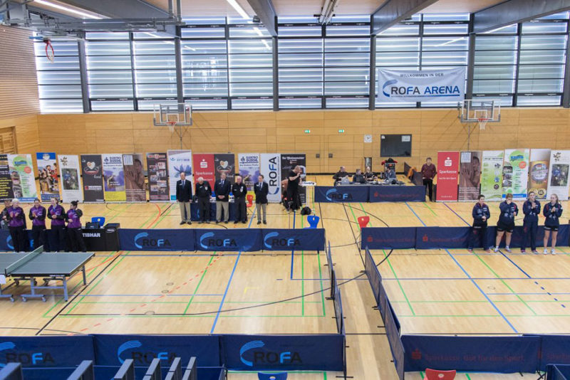 Draufsicht auf das Tischtennisturnier in der Turnhalle